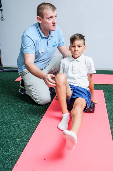 VINNITSA, UKRAINE, 25 Eylül 2017: Omurga Rehabilitasyon Merkezi İmajı hastaları ile birlikte çalışın.