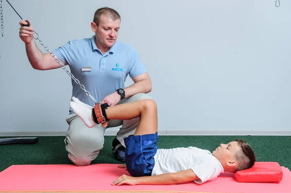 :Arbeta med patienterna på ryggraden reabilitation center — Stockfoto