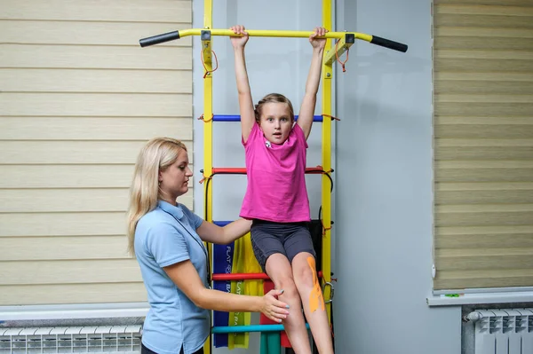 :Arbeit mit den Patienten des Rehabilitationszentrums für Wirbelsäule — Stockfoto