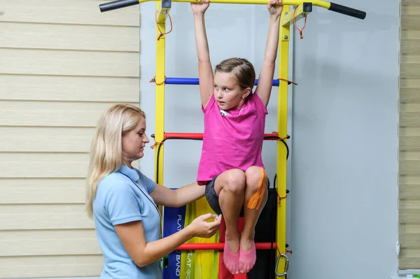 :Arbeit mit den Patienten des Rehabilitationszentrums für Wirbelsäule — Stockfoto