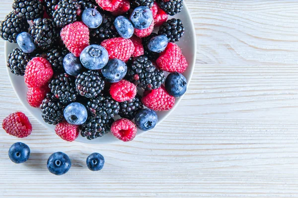 Various fresh summer berries, raspberries and blackberries — Stock Photo, Image