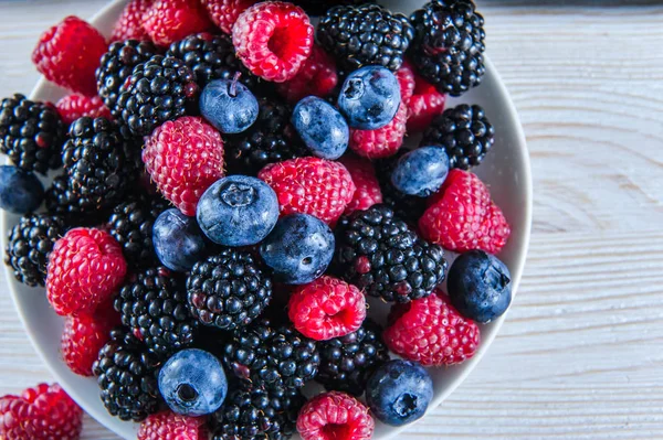 Çeşitli taze yaz çilek, ahududu ve böğürtlen