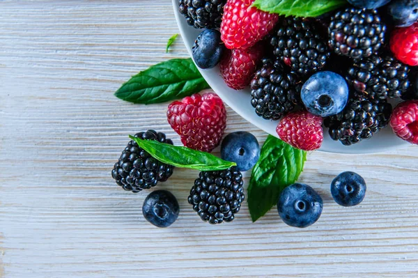 Various fresh summer berries, raspberries and blackberries — Stock Photo, Image