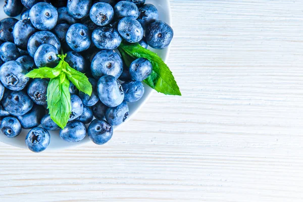 Blueberries with leaves in white background — Stock Photo, Image