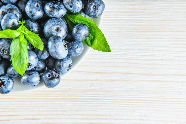 Beyaz arka planda yaprakları ile yaban mersini