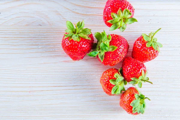 tablo üzerinde çilek.