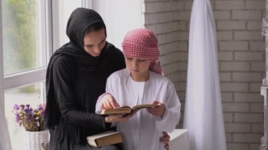 Arapça anne ve oğlu kapalı poz.