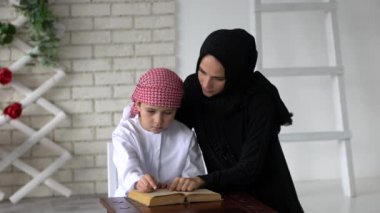 Arapça anne ve oğlu kapalı okuma.