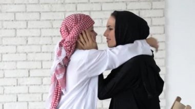 Arapça anne ve oğlu kapalı poz.