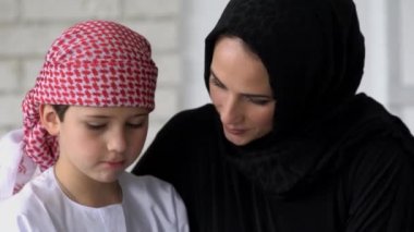 Arapça anne ve oğlu kapalı okuma.