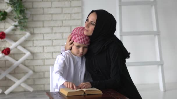 Árabe madre e hijo leyendo interior . — Vídeos de Stock