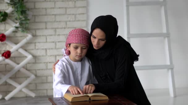 阿拉伯语的母亲和儿子在室内阅读. — 图库视频影像