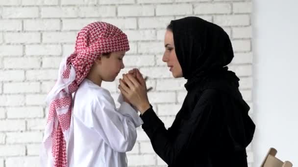 Arabische Mutter und Sohn posieren drinnen. — Stockvideo