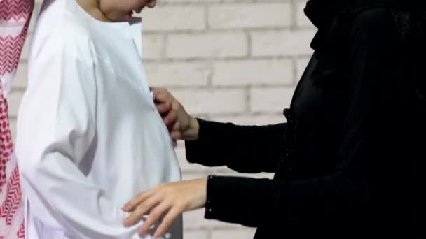 Arabische moeder en zoon poseren binnen. — Stockvideo
