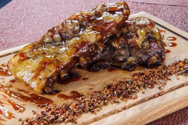 Izgara domuz eti biftek ahşap masa üzerinde ahşap kesme plaka üzerinde.