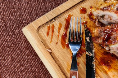 Izgara domuz eti biftek ahşap masa üzerinde ahşap kesme plaka üzerinde.