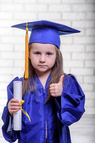 Aranyos iskoláslány ballagási kalap osztályteremben portréja. — Stock Fotó