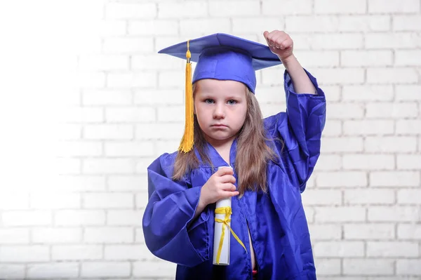 Porträt Von Niedlichen Schulmädchen Mit Abschlusszeugnis Hut Klassenzimmer Weißer Hintergrund — Stockfoto