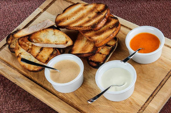 Rebanada de pan tostado empanado con queso y sésamo deslizado en salsa , —  Fotos de Stock