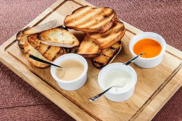 Rebanada de pan tostado empanado con queso y sésamo deslizado en salsa , —  Fotos de Stock