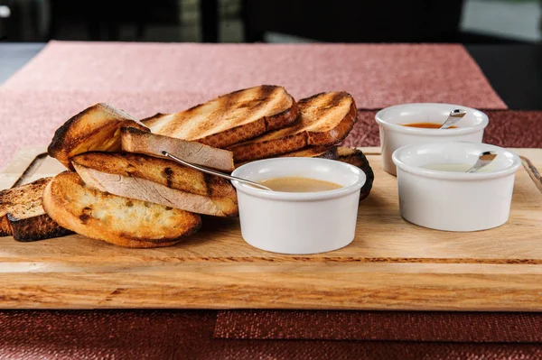 Rebanada de pan tostado empanado con queso y sésamo deslizado en salsa , —  Fotos de Stock