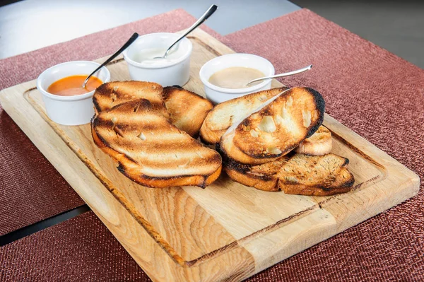 Rebanada de pan tostado empanado con queso y sésamo deslizado en salsa , — Foto de Stock