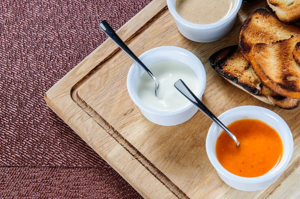 Кусок тоста, обжаренный в хлебе с сыром и кунжутом, поскользнулся в соусе. , — стоковое фото