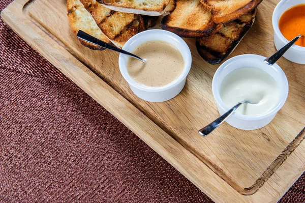 Rebanada de pan tostado empanado con queso y sésamo deslizado en salsa , —  Fotos de Stock