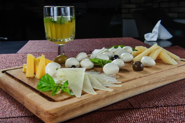 Différents types de fromage sur fond en bois — Photo
