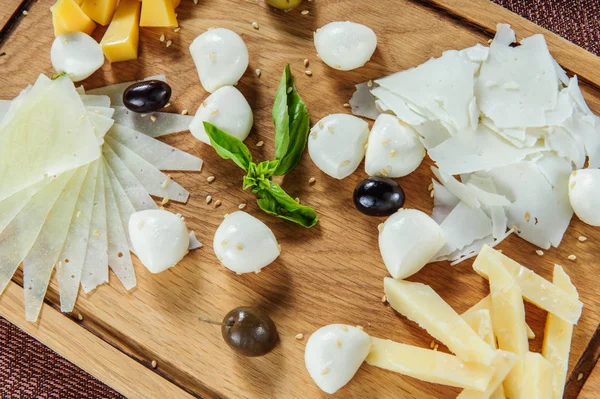 Diferentes tipos de queijo no fundo de madeira — Fotografia de Stock