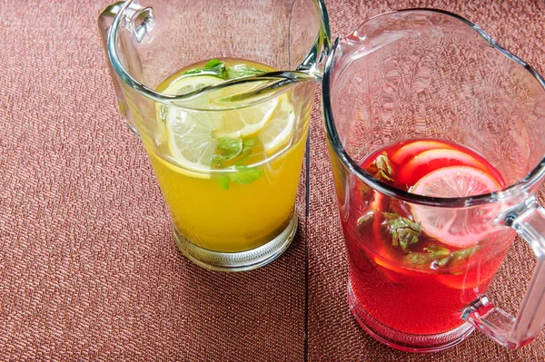 Sarı ve kırmızı yaz limonata. — Stok fotoğraf