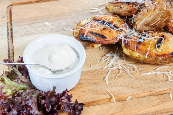 Gebakken kruidige aardappelen in bakken schotel. — Stockfoto