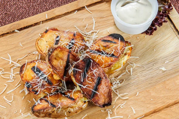 Baked spicy potatoes in baking dish. — Stock Photo, Image