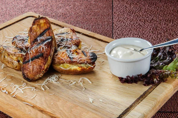 Gebakken kruidige aardappelen in bakken schotel. — Stockfoto