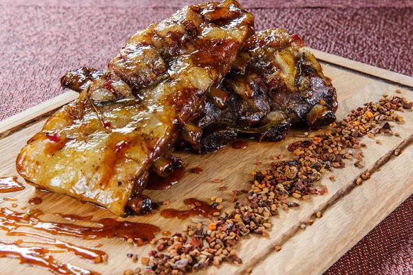 Grillezett sertés hús steak fa vágás lemez fából készült asztal fölé. — Stock Fotó