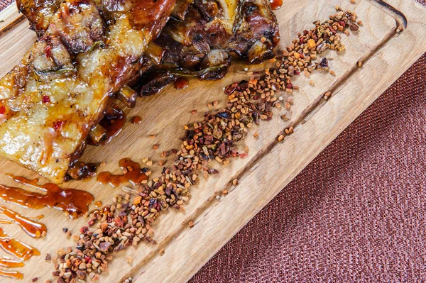 Grillezett sertés hús steak fa vágás lemez fából készült asztal fölé. — Stock Fotó