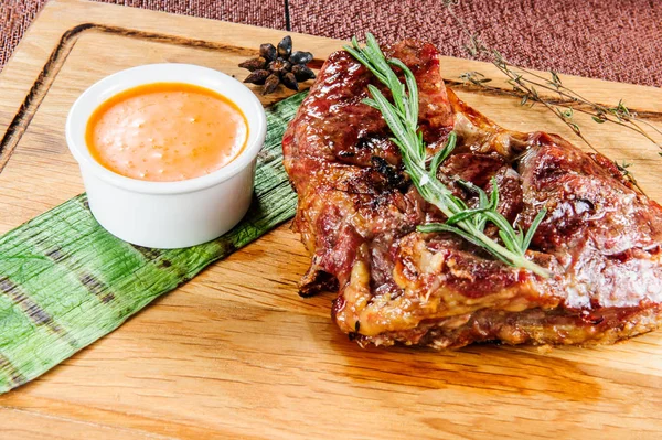 Filé de carne de porco grelhado . — Fotografia de Stock