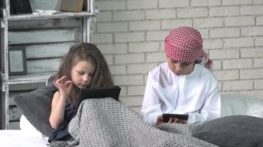 küçük Arap Müslüman erkek ve kız portresi