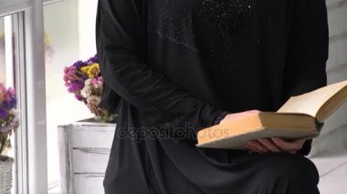 Güzel burnunu pencere yanında Doğu genç kadın.