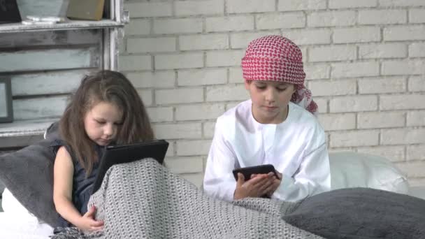 小阿拉伯文穆斯林男孩和女孩的肖像. — 图库视频影像