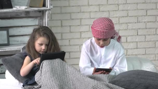 小阿拉伯文穆斯林男孩和女孩的肖像. — 图库视频影像