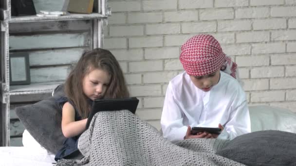 Porträtt av lilla arabiska muslimska pojke och flicka. — Stockvideo
