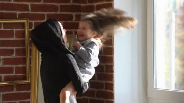 Arapça anne ile küçük kızı oynuyor.