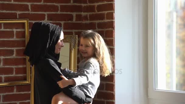 Arabiska mamma leker med liten dotter. — Stockvideo