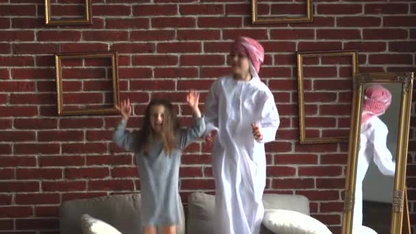 Dua anak arab melompat di sofa di dalam ruangan . — Stok Video