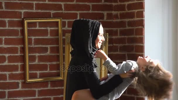 Mãe árabe brinca com filha pequena . — Vídeo de Stock