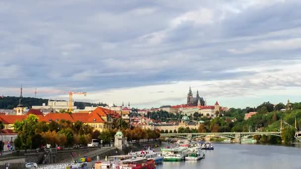 川 Vitava チェコ共和国、ヨーロッパ有名なカレル橋などプラハの橋 — ストック動画