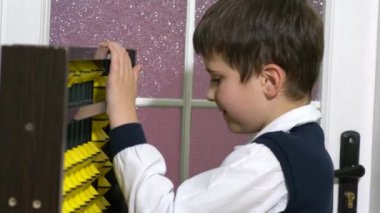 Öğrenci öğretmen abacus bir sınıfta holding olarak giyinmiş