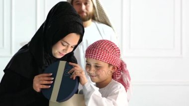 Hediye kutusu ile Müslüman aile.