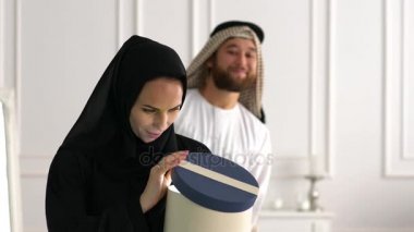 Hediye kutusu ile Arap Müslüman aile. Orta Doğu aile.